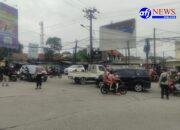 Personil Unit Samapta Polsek Cisoka Polresta Tangerang Polda Banten Bripka Aditya Atur Arus Lalu Lintas Agar tidak Menimbulkan Kemacetan di Simpang Jalan Raya cisoka.
