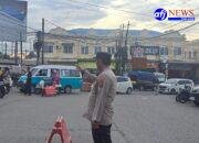 Anggota Unit Samapta Polsek Cisoka Polresta Tangerang Polda Banten Lakukan Protap Gatur Lalin Sore Hari Agar tidak Menimbulkan Kemacetan.