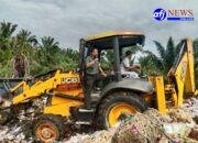 Dukung Kebersihan Lingkungan, Babinsa Koramil 09/NL Terlibat dalam Pengangkutan Sampah di Negeri Lama