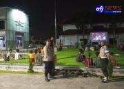 Polsek Kronjo Gelar Patroli PUSAKA Saat Nonton Bareng Final Indonesia vs Vietnam, Warga Merasa Aman