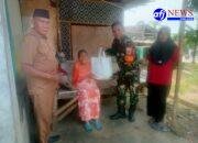 Anggota TNI, Antar Sembako Ke Rumah – Rumah Warga