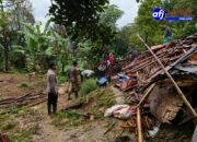 Kapolsek Lebakgedong Polres Lebak Dan Persomil Bergerak Cepat Ke Lokasi Rumah Ambruk di Kampung Padurung