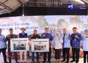 Bupati Maesyal Serahkan 9 Unit Kapal Tangkap Ikan ke Nelayan Kecamatan Kronjo