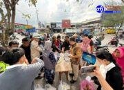Pelindo Regional 1 Bagikan Takjil Gratis kepada Masyarakat di Sekitar Pelabuhan