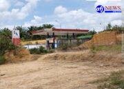 BBM Subsidi “Dijarah”? SPBU Diduga Nakal di Perbatasan Sintang, Kapolda Kalbar Diuji: Perang atau Pembiaran?  SINTANG, KALBAR – Dugaan praktik penyimpangan distribusi bahan bakar minyak (BBM) subsidi kembali mencuat dan kali ini menyasar wilayah perbatasan Kabupaten Sintang. SPBU 66.786.005 di Dusun Guponh, Desa Sepiluk, Kecamatan Ketungau Hulu, diduga kuat menjadi lokasi praktik yang merugikan masyarakat kecil.  Hasil investigasi di lapangan menemukan adanya aktivitas pengisian BBM subsidi dalam jumlah besar menggunakan jeriken dan kendaraan modifikasi. Aktivitas tersebut berlangsung berulang dan terkesan terorganisir, bahkan pada jam-jam tertentu.  Sementara itu, masyarakat justru mengaku kesulitan mendapatkan BBM subsidi.  “Yang pakai jeriken bisa isi banyak, tapi kami sering tidak kebagian,” ungkap seorang warga.   Pola Lama yang Terus Berulang  Temuan di lapangan menunjukkan pola distribusi yang tidak wajar. Pengisian berulang dalam jumlah besar diduga menjadi praktik rutin, memperkuat indikasi adanya penyimpangan dalam penyaluran BBM subsidi.  Jika dibiarkan, kondisi ini bukan hanya melanggar aturan, tetapi berpotensi menjadi bagian dari jaringan distribusi ilegal yang merugikan negara dan masyarakat, terutama di wilayah perbatasan yang sangat bergantung pada BBM.  Kapolda Kalbar Diuji: Perang atau Sekadar Wacana?  Situasi ini menjadi ironi di tengah pernyataan tegas Kapolda Kalimantan Barat yang sebelumnya menyatakan “perang terhadap SPBU nakal dan mafia BBM”.  Namun fakta di lapangan justru menimbulkan pertanyaan serius:  Apakah ini bentuk kecolongan, atau justru lemahnya pengawasan? Kapolda kerja atau tidur?  Masih adanya dugaan praktik SPBU nakal yang berlangsung terang-terangan memunculkan spekulasi publik yang lebih tajam:  Apakah ada oknum Aparat Penegak Hukum (APH) yang terlibat? Apakah ada praktik “kerja sama” yang saling menguntungkan antara oknum dan pihak SPBU?  Pertanyaan-pertanyaan ini bukan tanpa dasar, melainkan lahir dari realita di lapangan yang belum tersentuh penindakan tegas.  APH dan Pengawasan Jadi Sorotan  Warga menilai praktik ini sudah berlangsung cukup lama tanpa adanya tindakan nyata. Kondisi tersebut memunculkan kesan kuat adanya pembiaran.  “Kalau benar ada perang terhadap SPBU nakal, kenapa di sini masih terjadi? Kami butuh bukti, bukan hanya pernyataan,” kata warga lainnya.  Ancaman Pidana Berat Menanti  Jika terbukti, praktik ini jelas melanggar hukum. Dalam Undang-Undang Nomor 22 Tahun 2001 tentang Minyak dan Gas Bumi (UU Migas) sebagaimana diubah dalam UU Nomor 11 Tahun 2020 tentang Cipta Kerja:  Pasal 53: Pengangkutan dan niaga BBM tanpa izin merupakan tindak pidana  Pasal 55: Penyalahgunaan BBM subsidi dapat dikenakan pidana penjara hingga 6 tahun dan denda maksimal Rp60 miliar   Selain itu, SPBU sebagai penyalur resmi juga dapat dikenakan sanksi administratif tegas, mulai dari penghentian pasokan hingga pencabutan izin operasional.  Negara Dirugikan, Rakyat Dikorbankan  Penyalahgunaan BBM subsidi bukan sekadar pelanggaran hukum, tetapi bentuk ketidakadilan sosial. Subsidi yang seharusnya dinikmati masyarakat kecil justru diduga disalurkan kepada pihak tertentu demi keuntungan.  Di wilayah seperti Ketungau Hulu, dampaknya sangat nyata: kelangkaan, antrean panjang, hingga naiknya biaya hidup masyarakat.  Desakan: Jangan Hanya Retorika  Kasus ini menjadi ujian nyata bagi komitmen penegakan hukum di Kalimantan Barat. Publik kini menunggu langkah konkret, bukan sekadar pernyataan.  Masyarakat mendesak:  Penindakan tegas terhadap SPBU yang terbukti melanggar  Pengusutan dugaan keterlibatan oknum APH  Evaluasi total sistem distribusi BBM subsidi di wilayah perbatasan   Jika tidak ada tindakan nyata, maka pernyataan “perang terhadap SPBU nakal” hanya akan menjadi slogan tanpa makna.