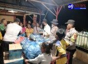 Polsek Lawe Sigala-gala Kawal Pembagian Makan Malam bagi Korban Banjir Bandang di Desa Lawe Tua Persatuan
