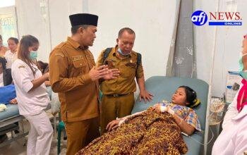 Kadisdik Labuhanbatu Jenguk Siswi Korban Musibah Tertimpa Truk Muatan Sawit