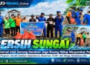 Jaga Sungai sebagai Ruang Hidup Warga, Satpolairud Inhil Turun Bersihkan Perairan Tembilahan